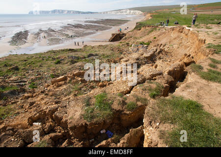 Erosione costiera di frana, Spiaggia, Scuotipaglia, acqua dolce, la bassa marea, Jurassic Coast, Compton Bay, Isle of Wight, England, Regno Unito Foto Stock