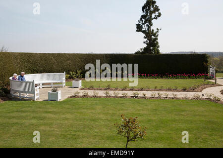 Un paio di sedersi e godersi il sole a Emmetts Giardini in Kent Foto Stock