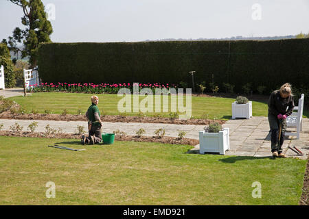 I giardinieri di lavorare sotto il sole a Emmetts Giardini in Kent Foto Stock