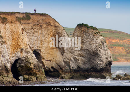 Uomo, camminando sopra, scogliera, bordo, mare, Pile, rocce, Jurassic Coast, Dinosaur, Freshwater Bay, Isle of Wight, Inghilterra, Regno Unito, Foto Stock