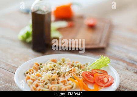 Chiusura del pasto di pasta sulla piastra Foto Stock