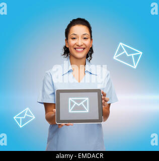 Donna sorridente medico o infermiere con il tablet pc Foto Stock