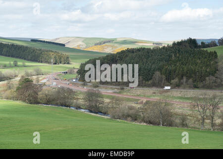 Edimburgo a Tweedbank linea ferroviaria (Waverley) linea che mostra la strada (A7) e il fiume in Scottish Borders, Scozia Foto Stock