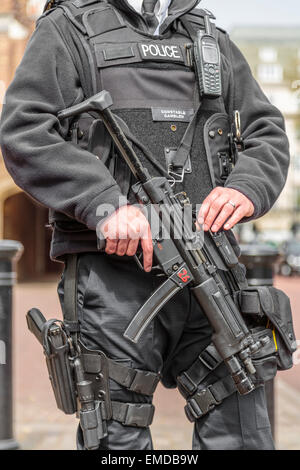 Un mandatario ufficiale di armi da fuoco o AFO della polizia britannica tenendo un Heckler & Koch MP5 carbine arma, Londra Inghilterra REGNO UNITO Foto Stock