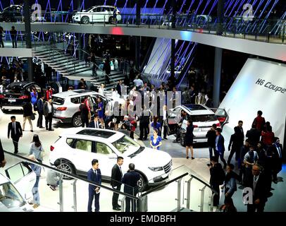 Shanghai, Cina. Xx Apr, 2015. La gente visita l'Auto Shanghai 2015 nell est della Cina di Shanghai, 20 aprile 2015. Un totale di 1.343 veicoli completi sono stati sul display, compresi 103 nuovi veicoli di energia e 47 concept car. Credito: Xinhua/Alamy Live News Foto Stock