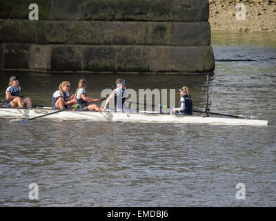 Oxford e Cambridge Boat Race 2015,donna equipaggio di Oxford, vincitori. Foto Stock