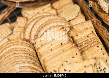 Cracker in cestino di legno vicino fino Foto Stock