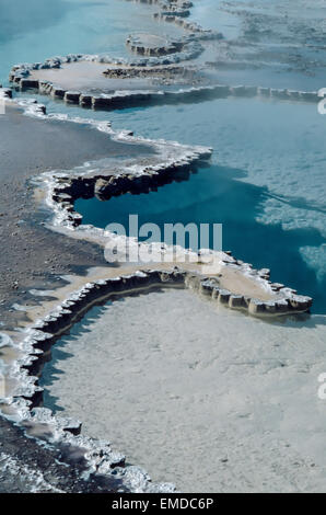 Doppietto piscina con vapore passando da esso nella Upper Geyser Basin nel Parco Nazionale di Yellowstone, Wyoming USA Foto Stock