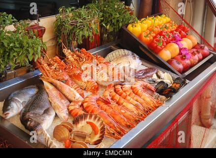 Frutti di mare e verdure colorate esposte all'esterno di una taverna nelle isole greche, in Grecia. Foto Stock