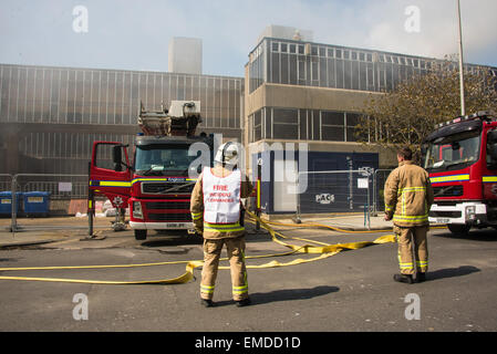 Brighton, Regno Unito. Xx Apr, 2015. Ingenti quantità di fumo e di fiamme come vigili del fuoco affrontare un tripudio a Hove Town Hall scoppiata intorno all ora di pranzo di oggi. Il municipio ospita gli uffici del Consiglio e della stazione di polizia. Credito: Julia Claxton/Alamy Live News Foto Stock