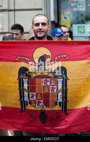 Barcellona, Spagna. Xii oct, 2014. I manifestanti facendo il saluto fascista spagnolo durante il nazionalismo Ultra intervento di questa mattina. Oltre 200 spagnolo ultra nazionalista civili ha celebrato questa mattina a Barcellona, la commemorazione annuale di ottobre xii come la nazionale spagnola di giorno. Giornata Ispanica è segnato dalla crisi stalking la Spagna e la crescente richiesta di indipendenza dalla popolazione catalana. Alcune migliaia di persone hanno manifestato per l'unione del territorio spagnolo. Foto Stock