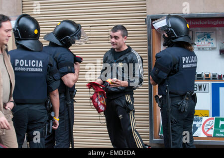 Barcellona, Spagna. Xii oct, 2014. I manifestanti facendo il saluto fascista spagnolo durante il nazionalismo Ultra intervento di questa mattina. Oltre 200 spagnolo ultra nazionalista civili ha celebrato questa mattina a Barcellona, la commemorazione annuale di ottobre xii come la nazionale spagnola di giorno. Giornata Ispanica è segnato dalla crisi stalking la Spagna e la crescente richiesta di indipendenza dalla popolazione catalana. Alcune migliaia di persone hanno manifestato per l'unione del territorio spagnolo. Foto Stock