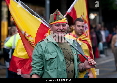 Barcellona, Spagna. Xii oct, 2014. I manifestanti facendo il saluto fascista spagnolo durante il nazionalismo Ultra intervento di questa mattina. Oltre 200 spagnolo ultra nazionalista civili ha celebrato questa mattina a Barcellona, la commemorazione annuale di ottobre xii come la nazionale spagnola di giorno. Giornata Ispanica è segnato dalla crisi stalking la Spagna e la crescente richiesta di indipendenza dalla popolazione catalana. Alcune migliaia di persone hanno manifestato per l'unione del territorio spagnolo. Foto Stock