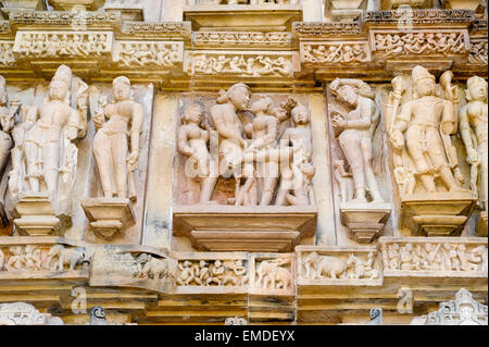 Dettaglio dell'opera presso i templi di Khajuraho in India Foto Stock