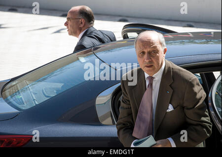 Lussemburgo, Lux, Lussemburgo. Xx Apr, 2015. Il Ministro degli esteri francese Laurent Fabius (R) e il ministero degli Interni francese Bernard Cazeneuve prima del Consiglio dei Ministri esteri Ue (FAC) al Consiglio europeo ha sede a Lussemburgo il 20.04.2015 . L'Unione europea i ministri degli Affari Esteri tenere colloqui urgenti nel tentativo di arrestare l'aumento dei decessi di profughi nel Mediterraneo. © Wiktor Dabkowski/ZUMA filo/Alamy Live News Foto Stock