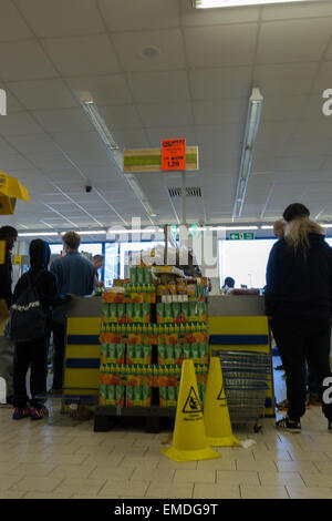 Controllare fuori corsia a un supermercato Lidl a Londra, Regno Unito Foto Stock