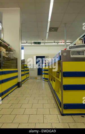 Controllare fuori corsia a un supermercato Lidl a Londra, Regno Unito Foto Stock