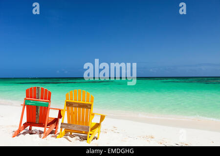 Adirondack colorate sedie a sdraio in spiaggia Caraibica Foto Stock