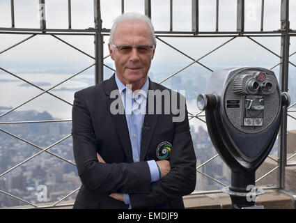 Calcio tedesco leggenda e ex New York Cosmo Player Franz Beckenbauer sulla piattaforma di osservazione dell'Empire State Building si affaccia sulla città di New York, Stati Uniti d'America, 17 aprile 2015. L'Empire State Building sarà illuminato in New York Cosmos verde per segnare il lancio del nuovo 2015 stagione di calcio. Foto: Chris Melzer/dpa Foto Stock