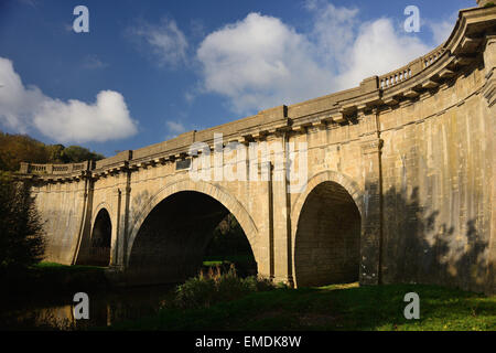 Dundas acquedotto, portante il Kennet & Avon canal oltre il fiume Avon e adiacente la ferrovia. Foto Stock