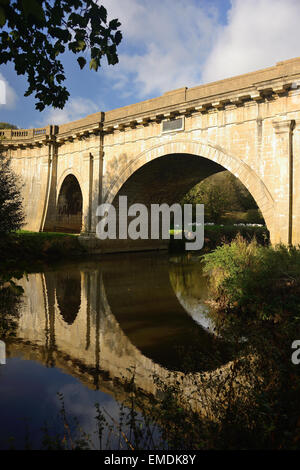 Dundas acquedotto, portante il Kennet & Avon canal oltre il fiume Avon e adiacente la ferrovia. Foto Stock