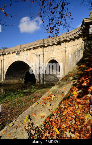 Dundas acquedotto, portante il Kennet & Avon canal oltre il fiume Avon e adiacente la ferrovia. Foto Stock