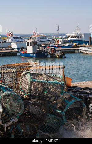 Barche da pesca a Poole Quay nel mese di aprile Foto Stock