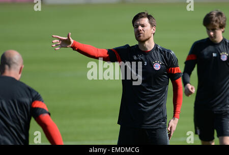 Monaco di Baviera, Germania. Xx Apr, 2015. Player Xabi Alonso (C) del club calcistico tedesco FC Bayern Monaco di Baviera gesti durante l'ultima sessione di allenamento a Monaco di Baviera, Germania, il 20 aprile 2015. Monaco di Baviera dovrà affrontare la FC Porto durante la Champions League quarti seconda gamba corrisponde il 21 aprile 2015. Credito: dpa picture alliance/Alamy Live News Foto Stock