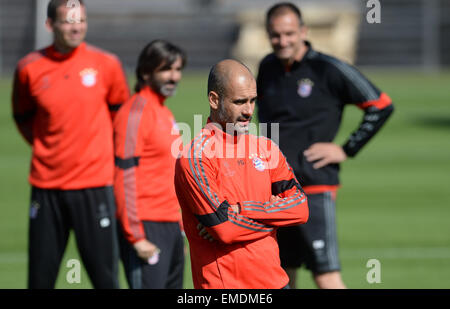 Monaco di Baviera, Germania. Xx Apr, 2015. Pep Guardiola (anteriore), capo allenatore del club calcistico tedesco FC Bayern Monaco, orologi l'ultima sessione di allenamento a Monaco di Baviera, Germania, il 20 aprile 2015. Monaco di Baviera dovrà affrontare la FC Porto durante la Champions League quarti seconda gamba corrisponde il 21 aprile 2015. Foto: ANDREAS GEBERT/dpa/Alamy Live News Foto Stock