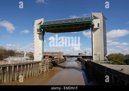 La marea di barriera di sovratensioni sul fiume scafo in Hull City Centre Regno Unito Foto Stock