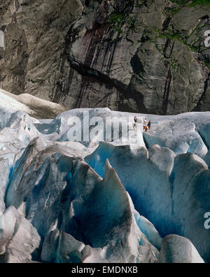 Gli escursionisti sul ghiacciaio Briksdalsbreen; un braccio del ghiacciaio Jostedalsbreen, Olden, Sogn og Fjordane, Norvegia Foto Stock