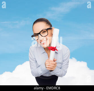 Imprenditrice sorridente in occhiali con diploma Foto Stock