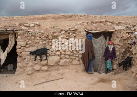 Le popolazioni nomadi Berber, vivere in grotte nella centrale Alto Atlante vicino a Jebel Talouit (montagna). Foto Stock