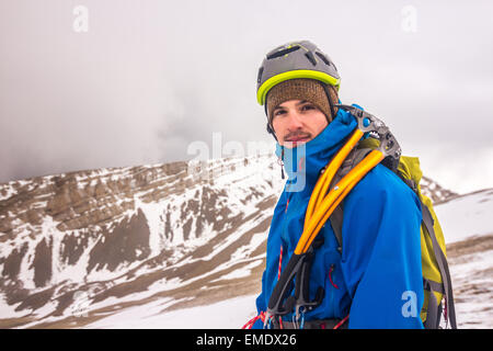 Ritratto di un alpinista. Il modello è di 23 anni dalla Spagna. Ima presi nei Pirenei, Spagna. Foto Stock