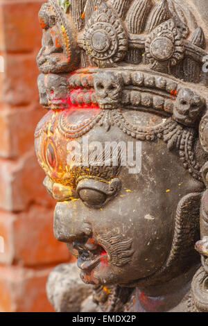 Statua della divinità irata Mahakala contrassegnati con polveri colorate al Swayambhunath religiose sito in Kathmandu, Nepal Foto Stock