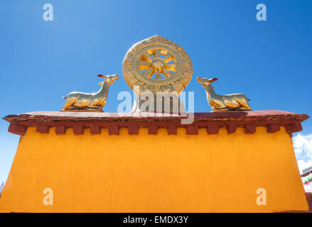 Statue sul tetto di due golden deer fiancheggianti una ruota di Dharma su il tempio del Jokhang a Lhasa, Tibetaanse autonoma Regio, Cina. Il Foto Stock