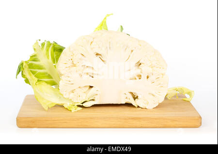 La metà di un cavolfiore sul tagliere di legno contro uno sfondo bianco Foto Stock