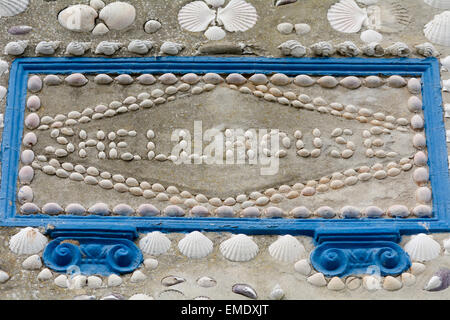 La Shell House segno costituito da gusci di mare a Polperro, Cornwall, Inghilterra Foto Stock