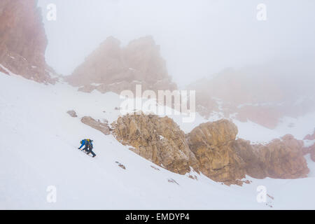 Alpinista salita su un pendio ripido. Foto Stock