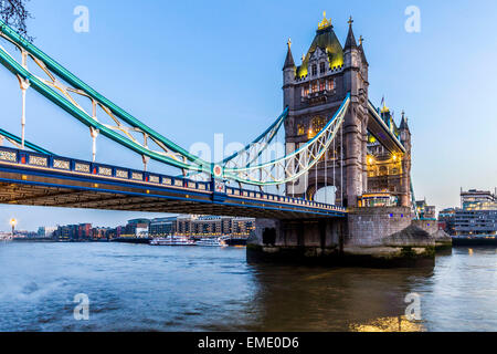 Il Tower Bridge di Londra, all'alba Foto Stock