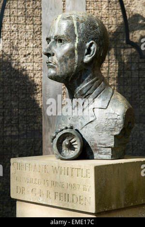Sir Frank Whittle inventore del motore a reazione. Monumento commemorativo di Lutterworth, Leicestershire. Inghilterra anni '2010 Regno Unito 2015 HOMER SYKES Foto Stock