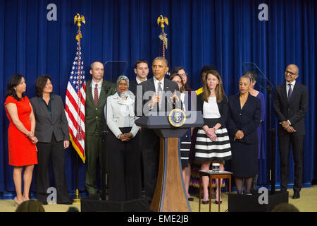 Il Presidente Usa Barack Obama si unisce a Segretario di lavoro Thomas Perez e altri durante la Champions di cambiamento di congedo retribuito evento presso il Dipartimento del Lavoro Aprile 16, 2015 a Washington, DC. Foto Stock