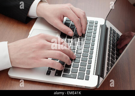 Imprenditore lavora su un computer, le mani e la tastiera Foto Stock