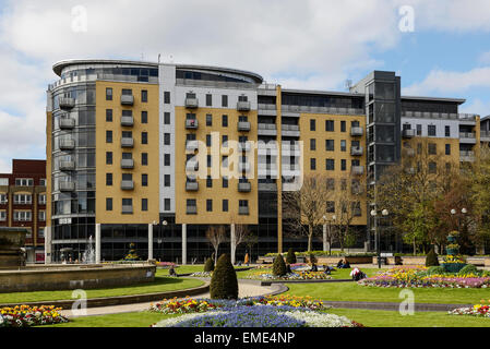 Queens Court building e Queens Gardens in Hull City Centre Regno Unito Foto Stock