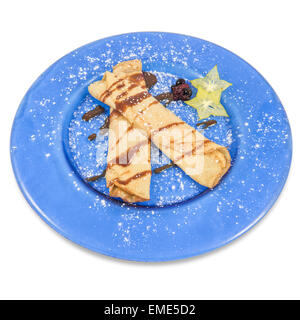 Crepes ripiene di cioccolato su un decorato una piastra blu. Foto Stock