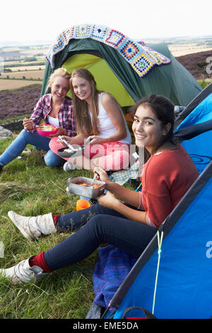 Un gruppo di ragazze adolescenti sul viaggio di campeggio in campagna Foto Stock