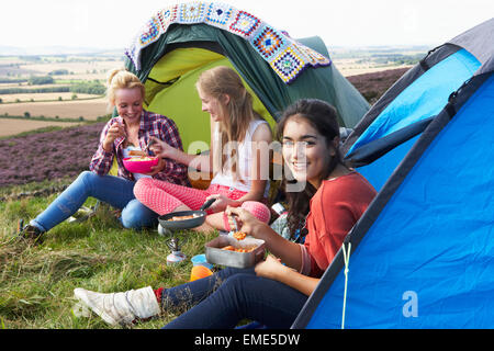 Un gruppo di ragazze adolescenti sul viaggio di campeggio in campagna Foto Stock