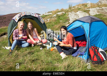 Un gruppo di ragazze adolescenti sul viaggio di campeggio in campagna Foto Stock