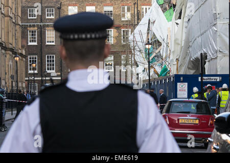 Londra, UK, 20 aprile 2015. Ponteggio su una centrale di Londra sito edificio è crollato, provocando centinaia di persone da evacuare. Il sacffolding era stata eretta come parte di un progetto di demolizione sulla Carey Street sito, dove le nuove abitazioni devono essere costruite. Credito: Paolo Davey/Alamy Live News Foto Stock