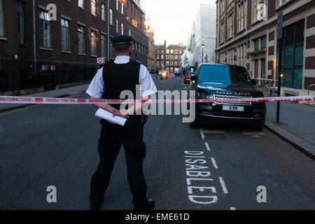 Londra, UK, 20 aprile 2015. Ponteggio su una centrale di Londra sito edificio è crollato, provocando centinaia di persone da evacuare. Il sacffolding era stata eretta come parte di un progetto di demolizione sulla Carey Street sito, dove le nuove abitazioni devono essere costruite. Credito: Paolo Davey/Alamy Live News Foto Stock